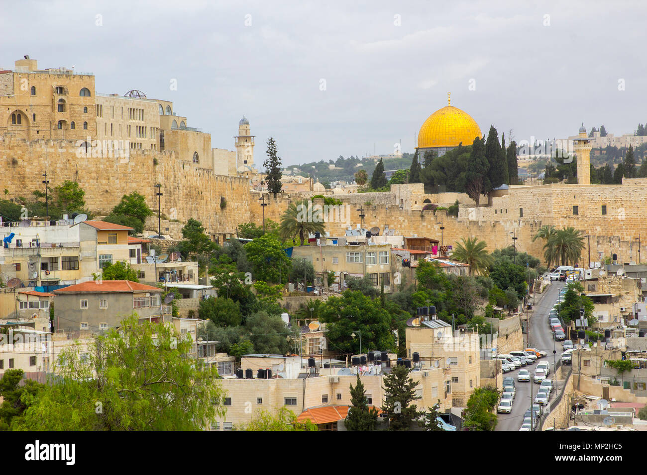 Ein Blick auf den Felsendom auf dem Tempelberg in Jerusalem über die Stadt von der Dachterrasse des alten Herodes Palace Stockfoto Ein Blick auf den Felsendom auf dem Tempelberg in Jerusalem über die Stadt von der Dachterrasse des alten Herodes Palace Stockfoto