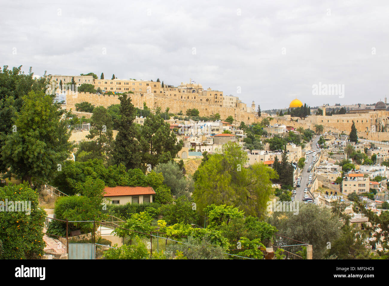 Ein Blick auf den Felsendom auf dem Tempelberg in Jerusalem über die Stadt von der Dachterrasse des alten Herodes Palace Stockfoto Ein Blick auf den Felsendom auf dem Tempelberg in Jerusalem über die Stadt von der Dachterrasse des alten Herodes Palace Stockfoto