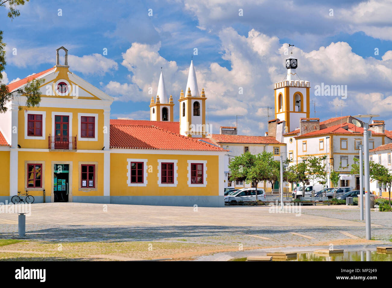 Große Stadtplatz mit restaurierten gelben und weißen Gebäuden Stockfoto