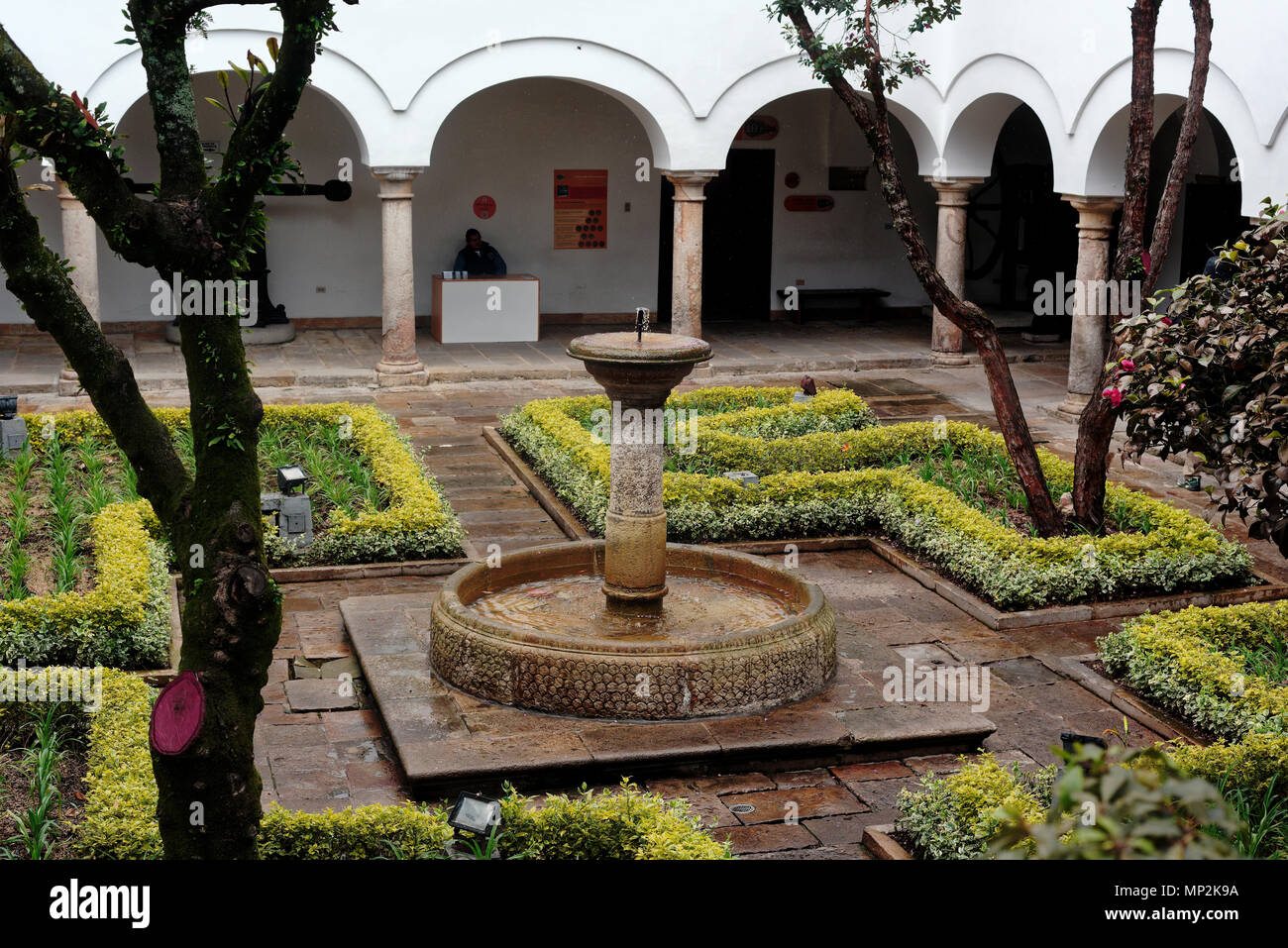 Innenhof mit Brunnen im Museo Botero del Banco de la República, Bogota, Kolumbien Stockfoto