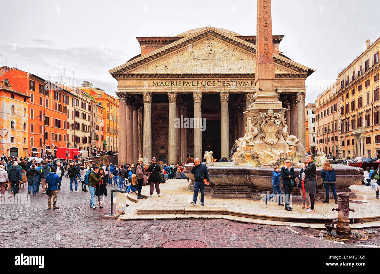Rom, Italien, 13. Oktober 2016: Pantheon und der Brunnen von Pantheon in Rom in Italien. Stockfoto