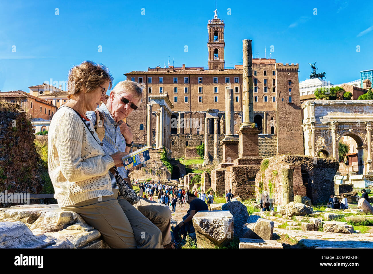 Rom, Italien, 12. Oktober 2016: Menschen lesen Reiseführer Buch im Forum Romanum in Rom in Italien. Stockfoto