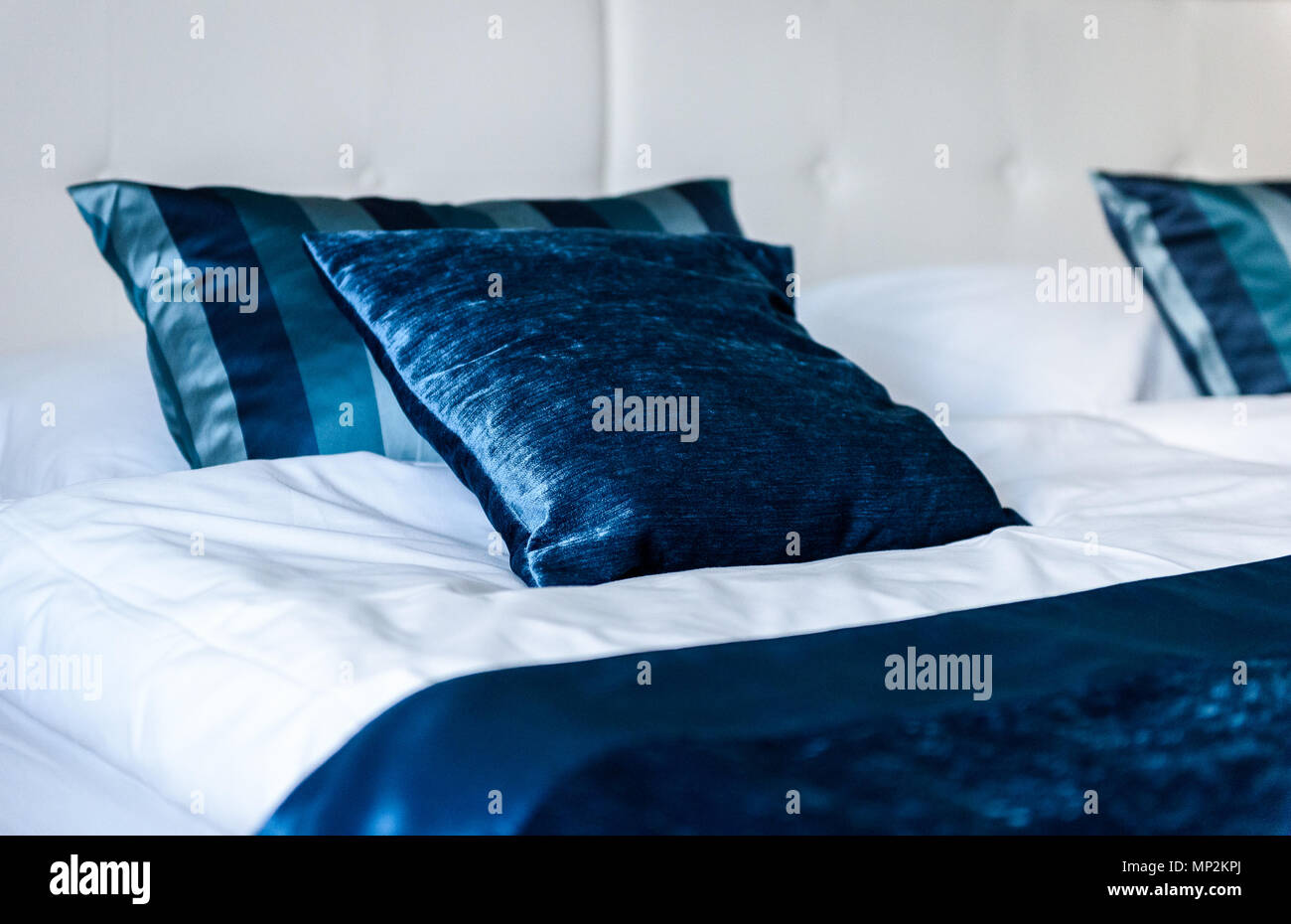 Blau seidig Hotel Zimmer Bettwäsche Kissen und Laken auf dem Bett. Bett Dekoration mit zwei gestapelten Kissen auf frisch zubereitet, Doppelbett. Ferienhäuser Konzept mit h Stockfoto