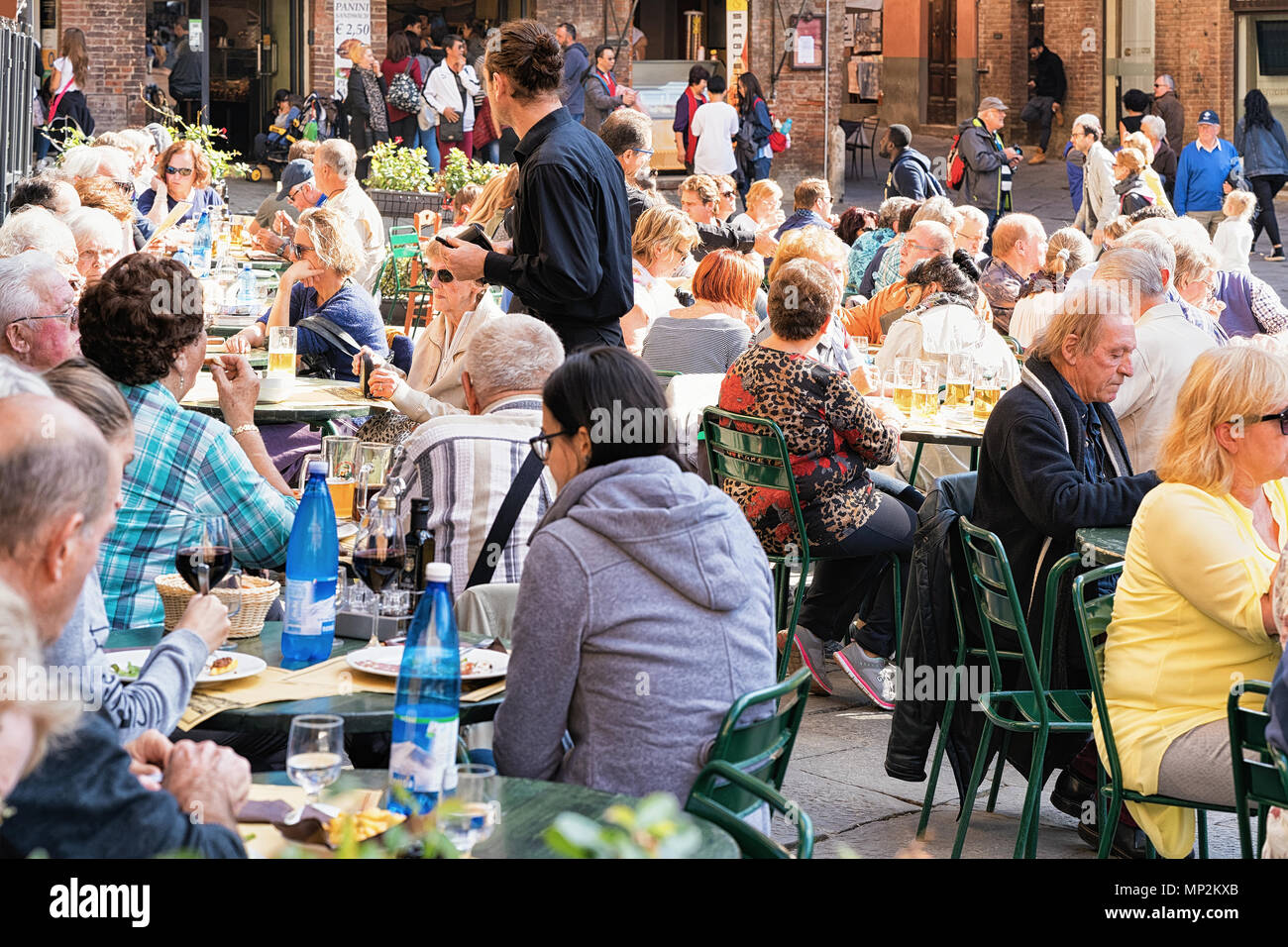 Siena, Italien - 19. Oktober 2016: Touristen in die Straßencafés auf der Piazza del Campo in Siena, Toskana, Italien Stockfoto