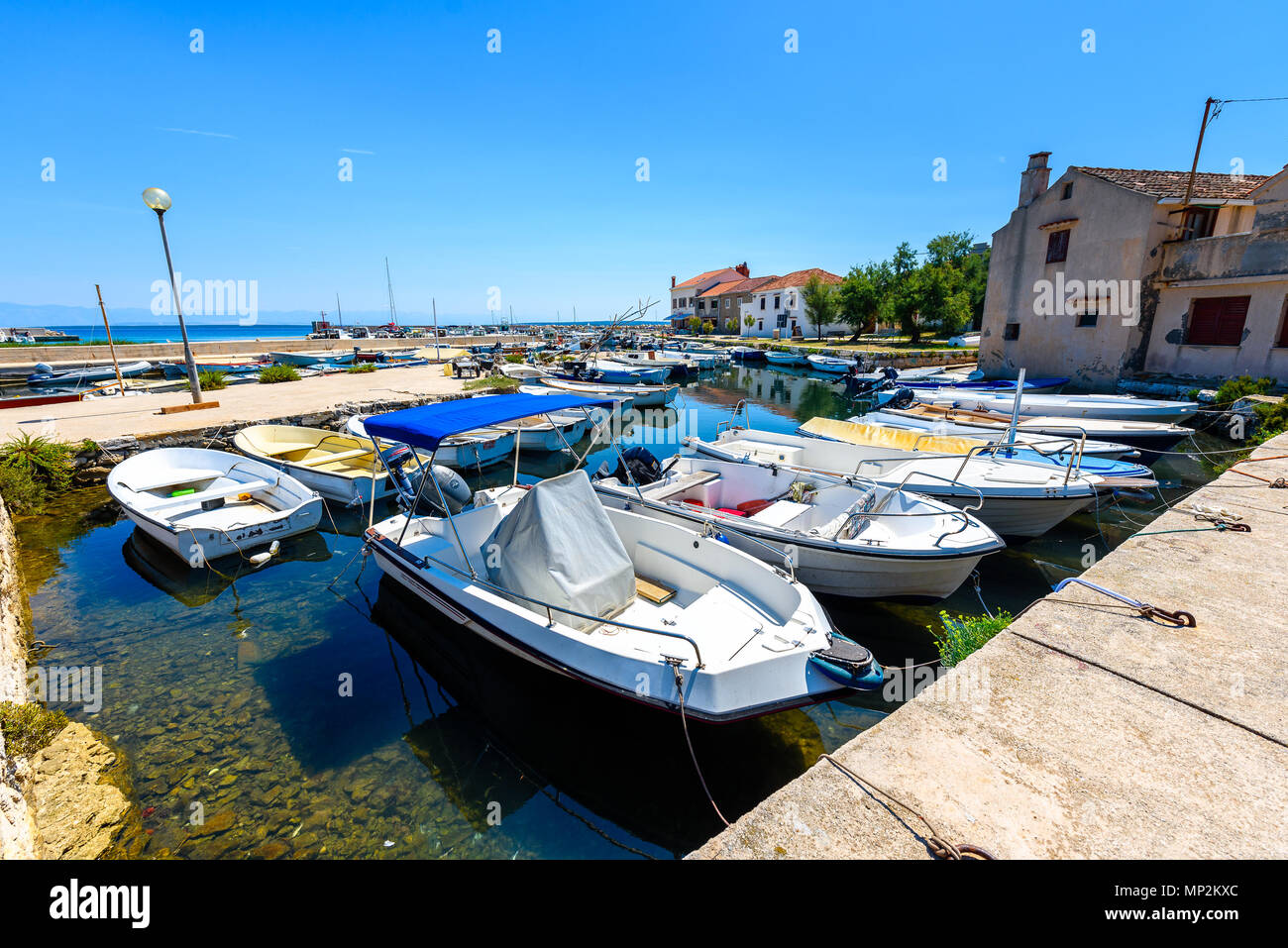 Fischerboote im Hafen oder Port auf Silba, Kroatien. Viele Schiffe und Boote im öffentlichen Anlegestelle Hafen od kleinen mediterranen Dorf in Adria se Stockfoto