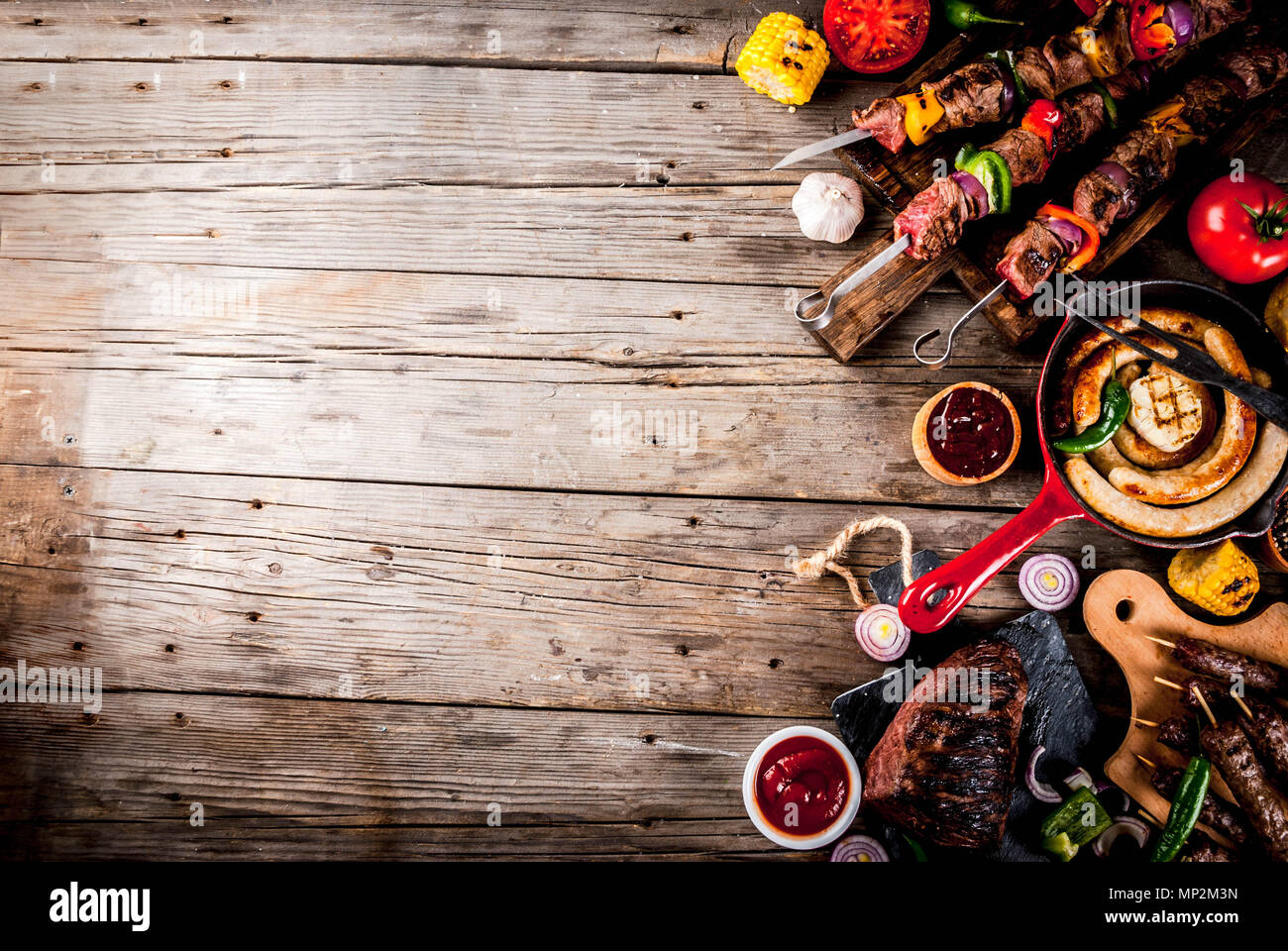 Sortiment verschiedene Barbecue Grill Fleisch, bbq Party fest - Shish Kebab, Würstchen, gegrillten Fleisch Filet, frisches Gemüse, Soßen, Gewürze, auf alten Woo Stockfoto