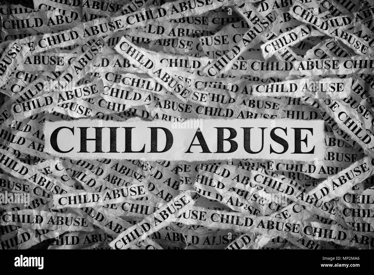 Kindesmissbrauch. Papierreste mit den Worten Kindesmissbrauch. Konzept Bild. Schwarz und Weiß. Nahaufnahme. Stockfoto