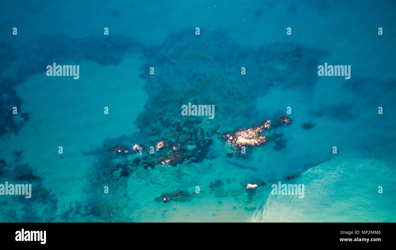 Antenne drone Blick auf Felsen im Meer auf Korfu in Griechenland. Stockfoto