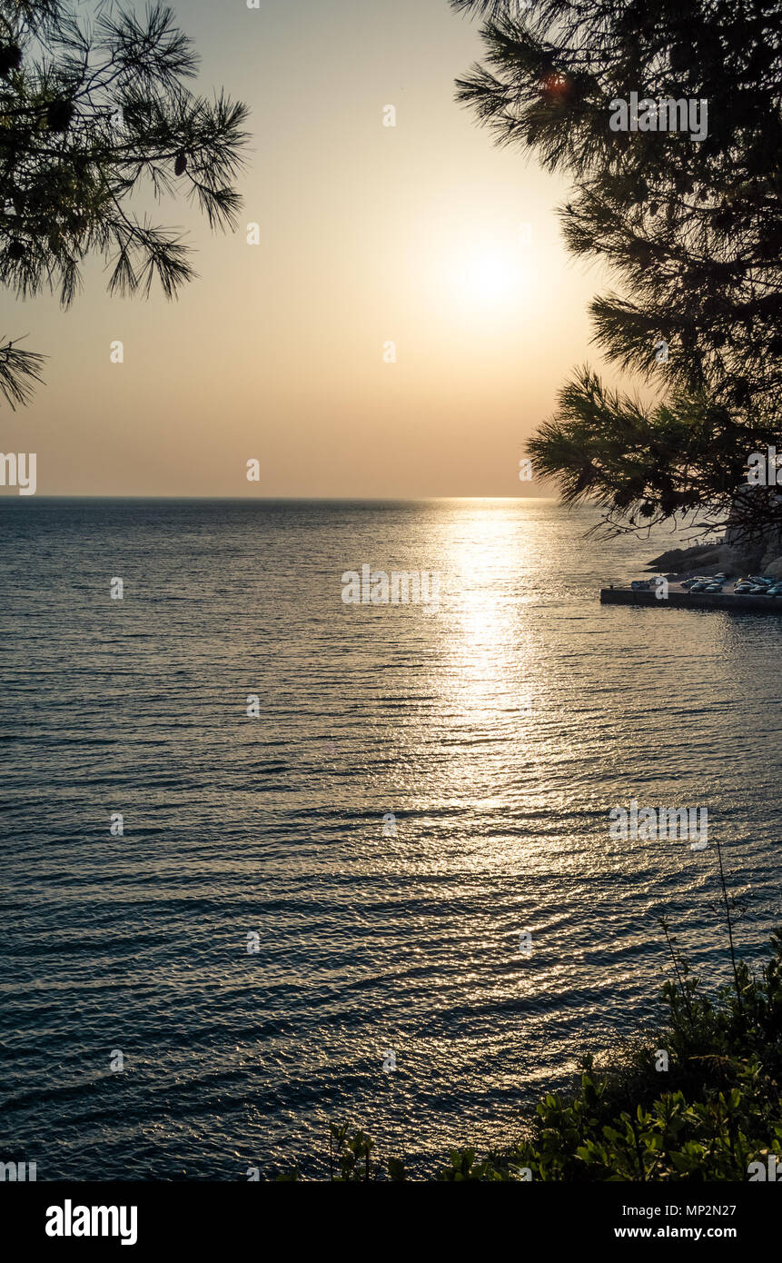 Schone Aussicht Auf Den Sonnenuntergang Im Meer Und An Stadi Grad