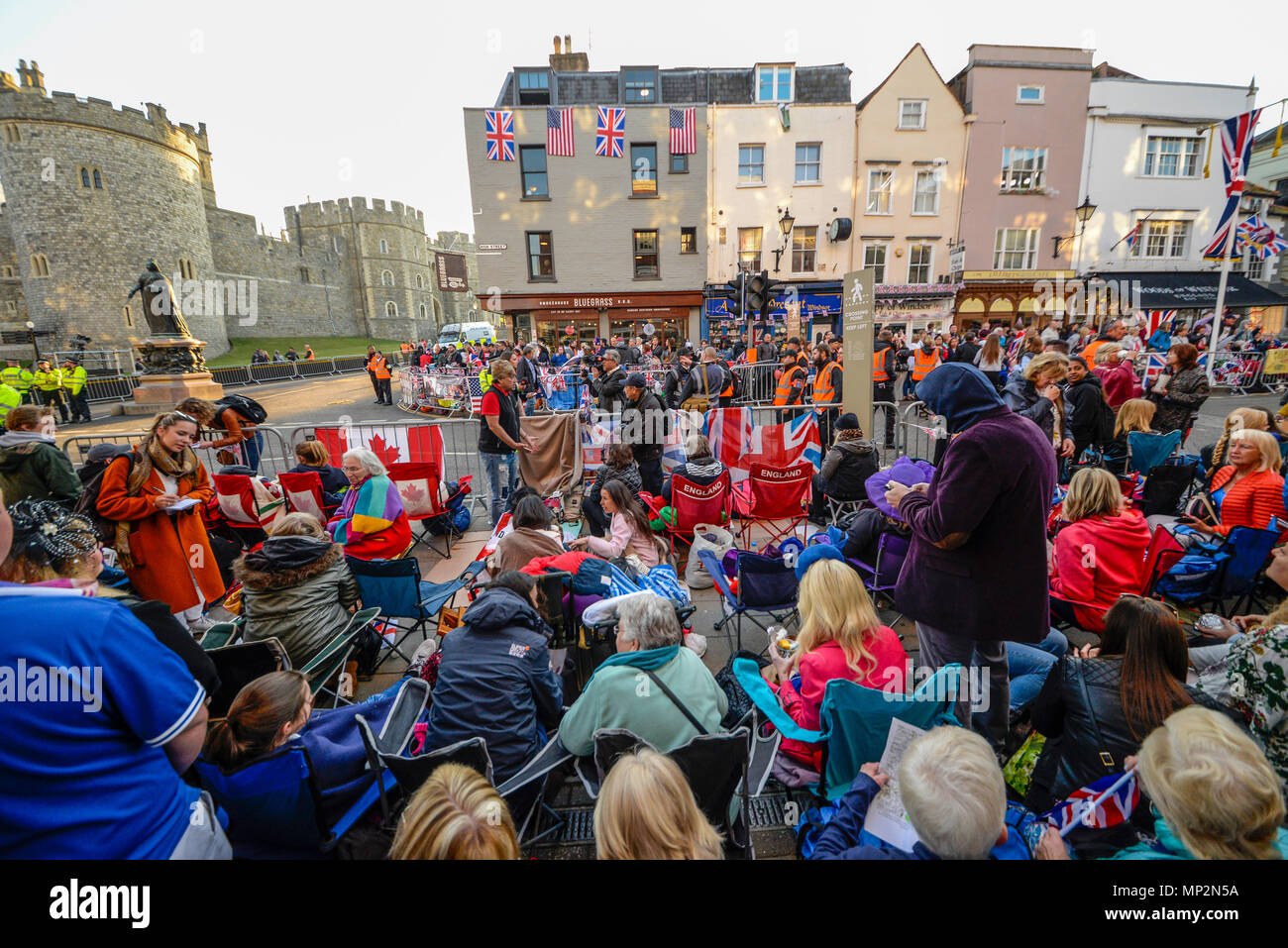 Royal Wedding. Menschenmassen Linie der Route am frühen Morgen der Hochzeit von Meghan Markle und Prinz Harry im Schloss Windsor. Viele lagerten über Nacht Stockfoto