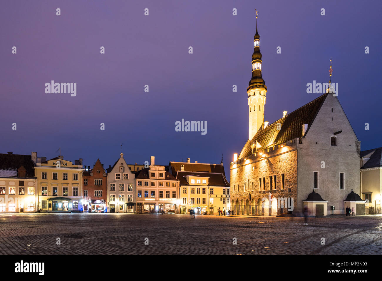 Die Tallin gotischen Rathaus auf dem Marktplatz der Altstadt bei Nacht in Estland Hauptstadt im Winter. Tallinn ist ein beliebtes Reiseziel i Stockfoto
