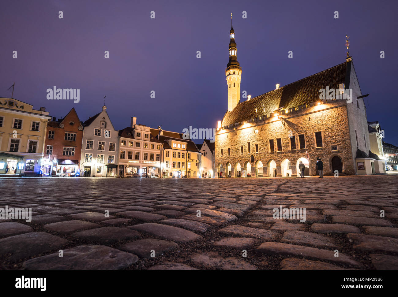 Die Tallin gotischen Rathaus auf dem Marktplatz der Altstadt bei Nacht in Estland Hauptstadt im Winter. Tallinn ist ein beliebtes Reiseziel i Stockfoto