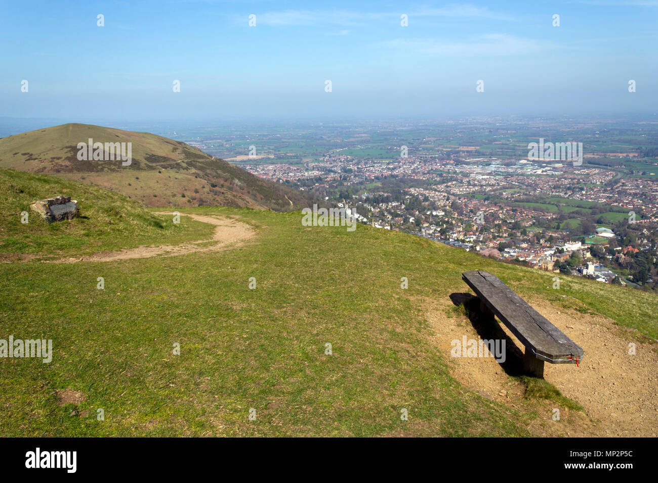 Das Panorama von Worcestershire Beacon, dem höchsten Punkt der Malvern Hills, über die Stadt und die Landschaft von Worcestershire unten, Malvern, Worcestershire, Großbritannien Stockfoto