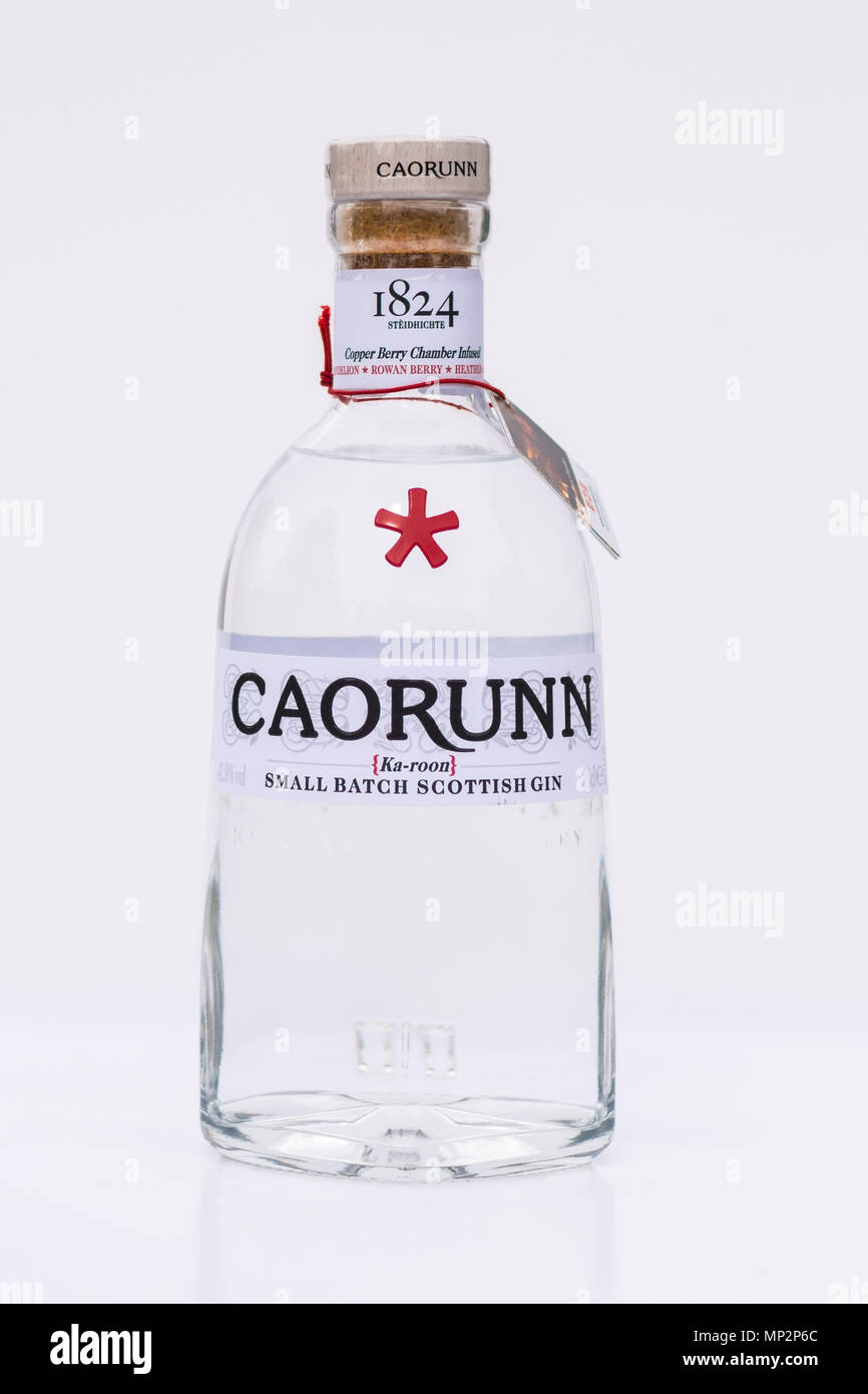 Flasche Caorunn schottischen Gin vor weißem Hintergrund Stockfoto