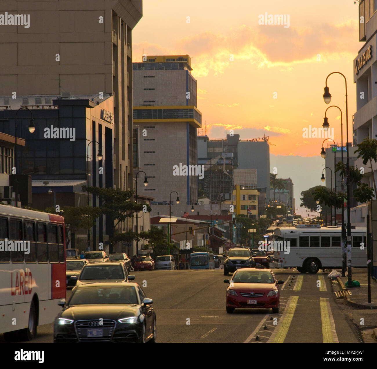 Viel befahrenen Straße in San Jose die Hauptstadt von Costa Rica Stockfoto