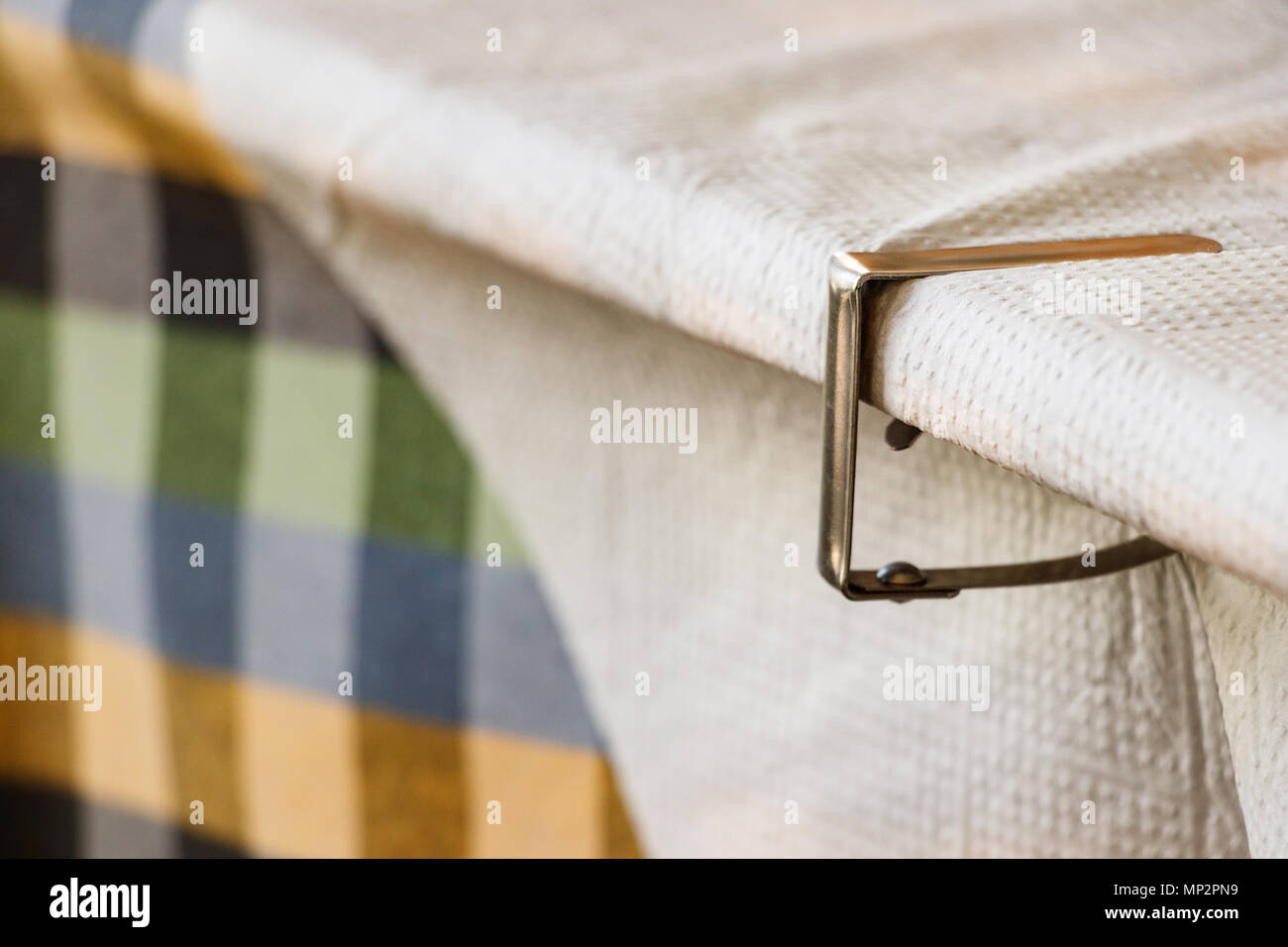 Nahaufnahme Einer Clip-Verschluss An Der Ecke Einer Hölzernen Tisch  Platziert Ein Papier Tischdecke In Einer Traditionellen Taverne Zu Halten  Stockfotografie - Alamy