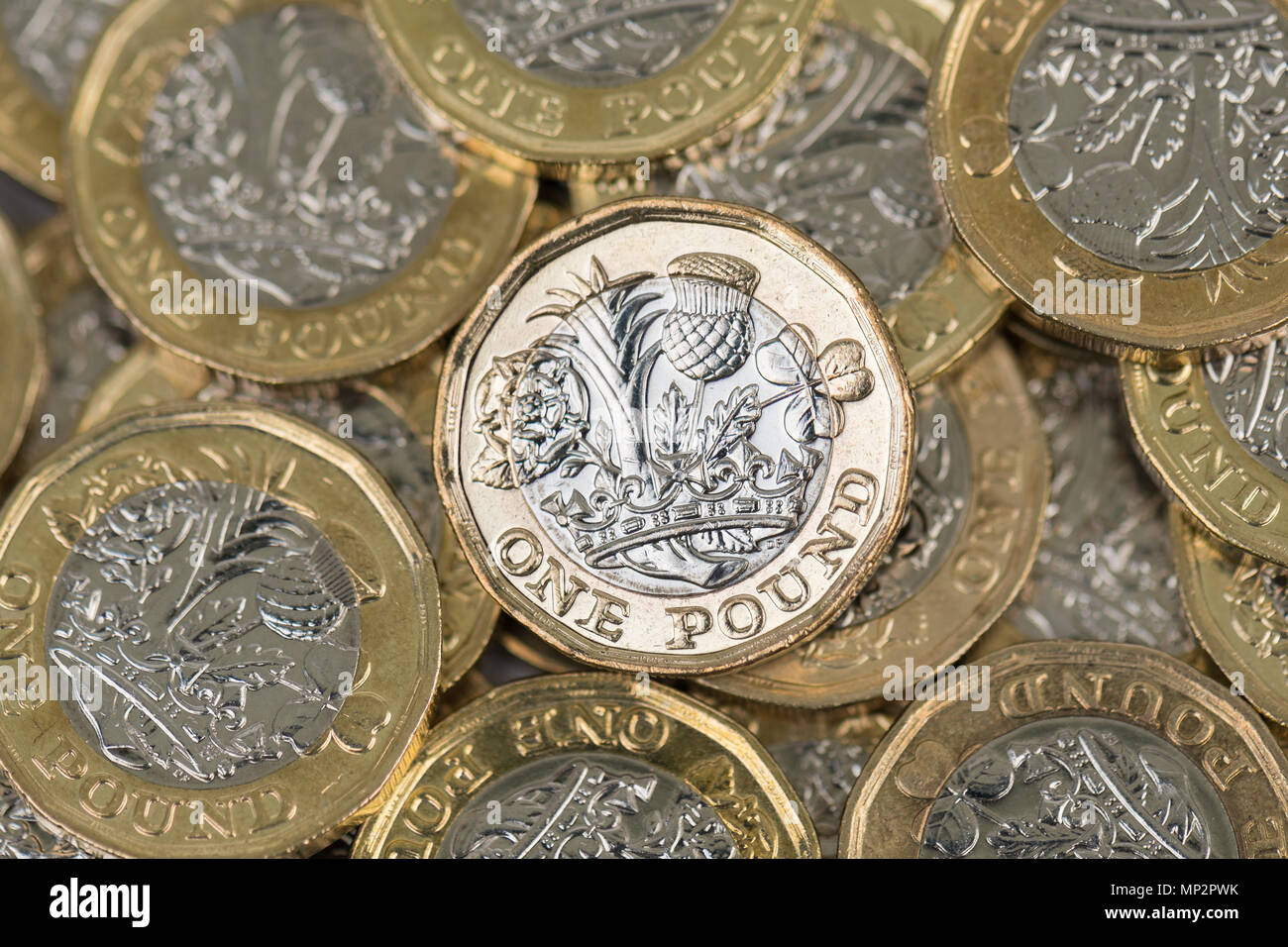 Pound Münze auf Stapel von Pfund Münzen von oben Stockfoto