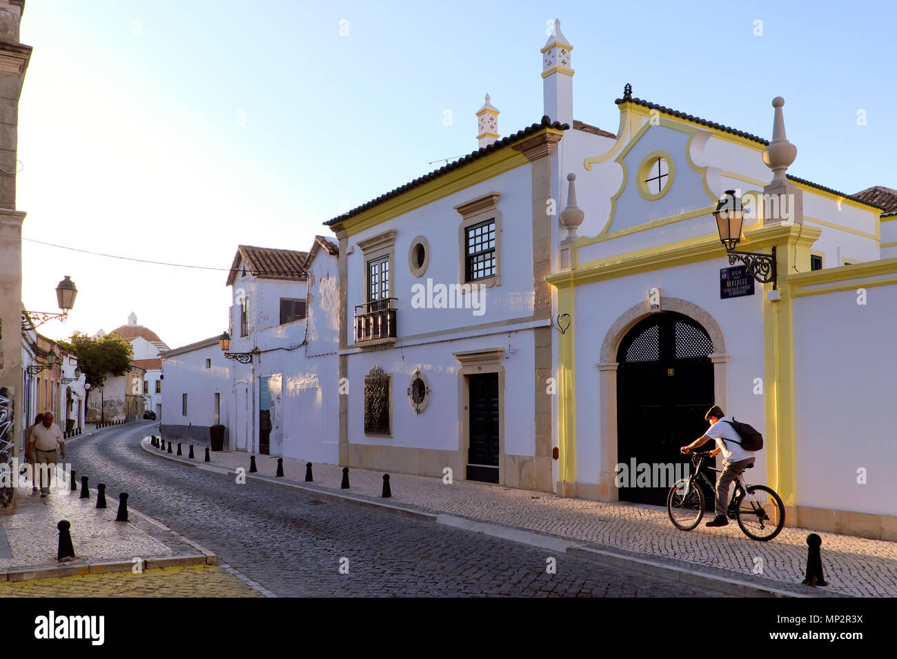 Eine Straße in der Altstadt/Vila Adentro/Cidade Velha, Faro, Algarve, Portugal Stockfoto