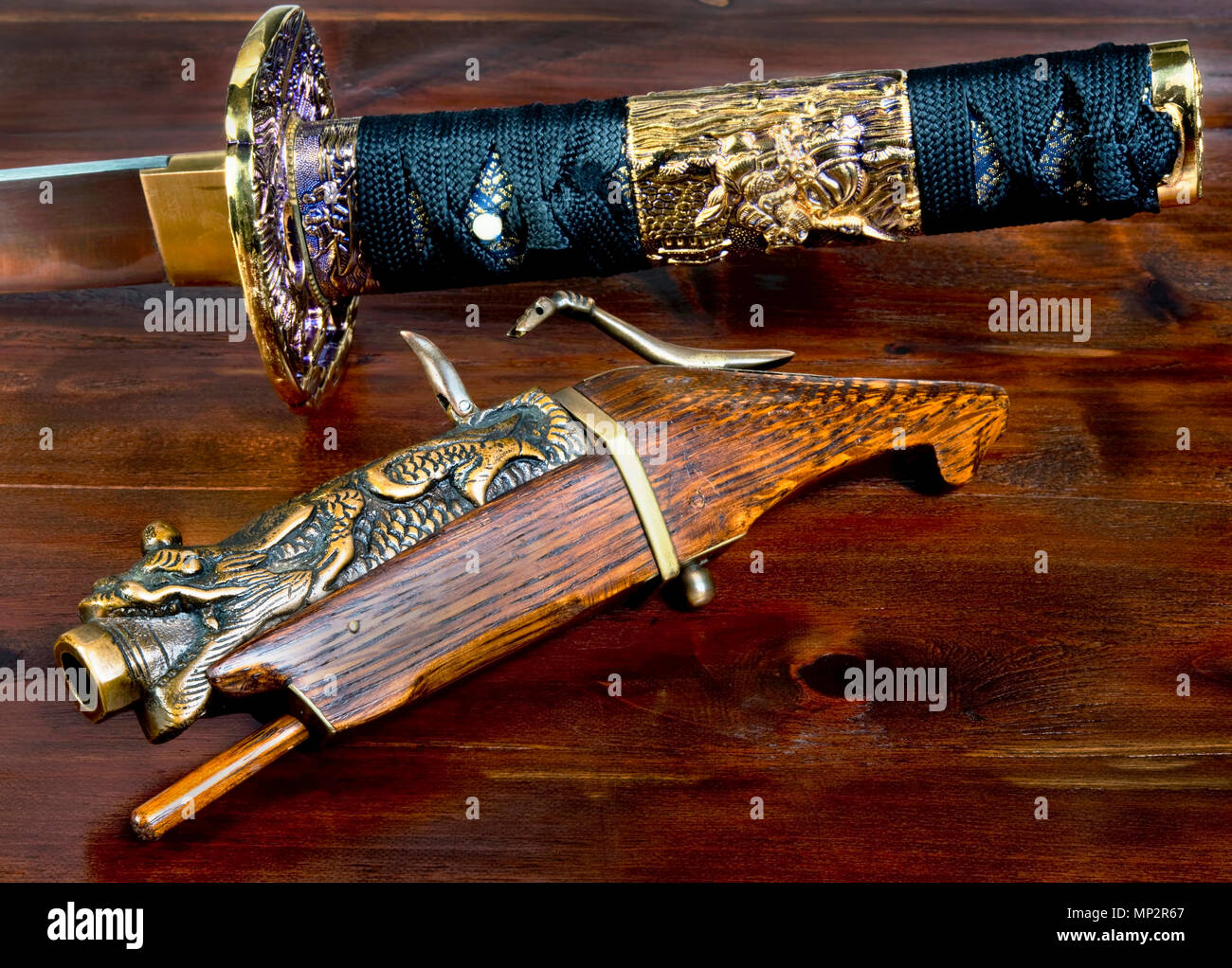 Antike chinesische matchlock Pistole und Samurai Schwert. Stockfoto