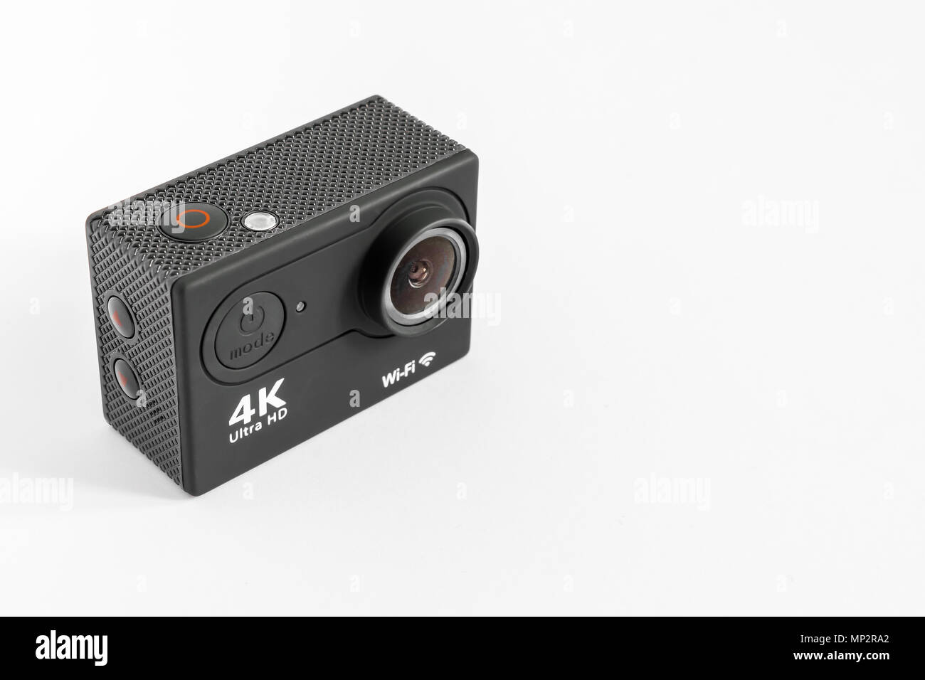 Eine schwarze Action Kamera für HD- und 4K-Filme in hoher Auflösung und Wlan, auf weißem Hintergrund Stockfoto