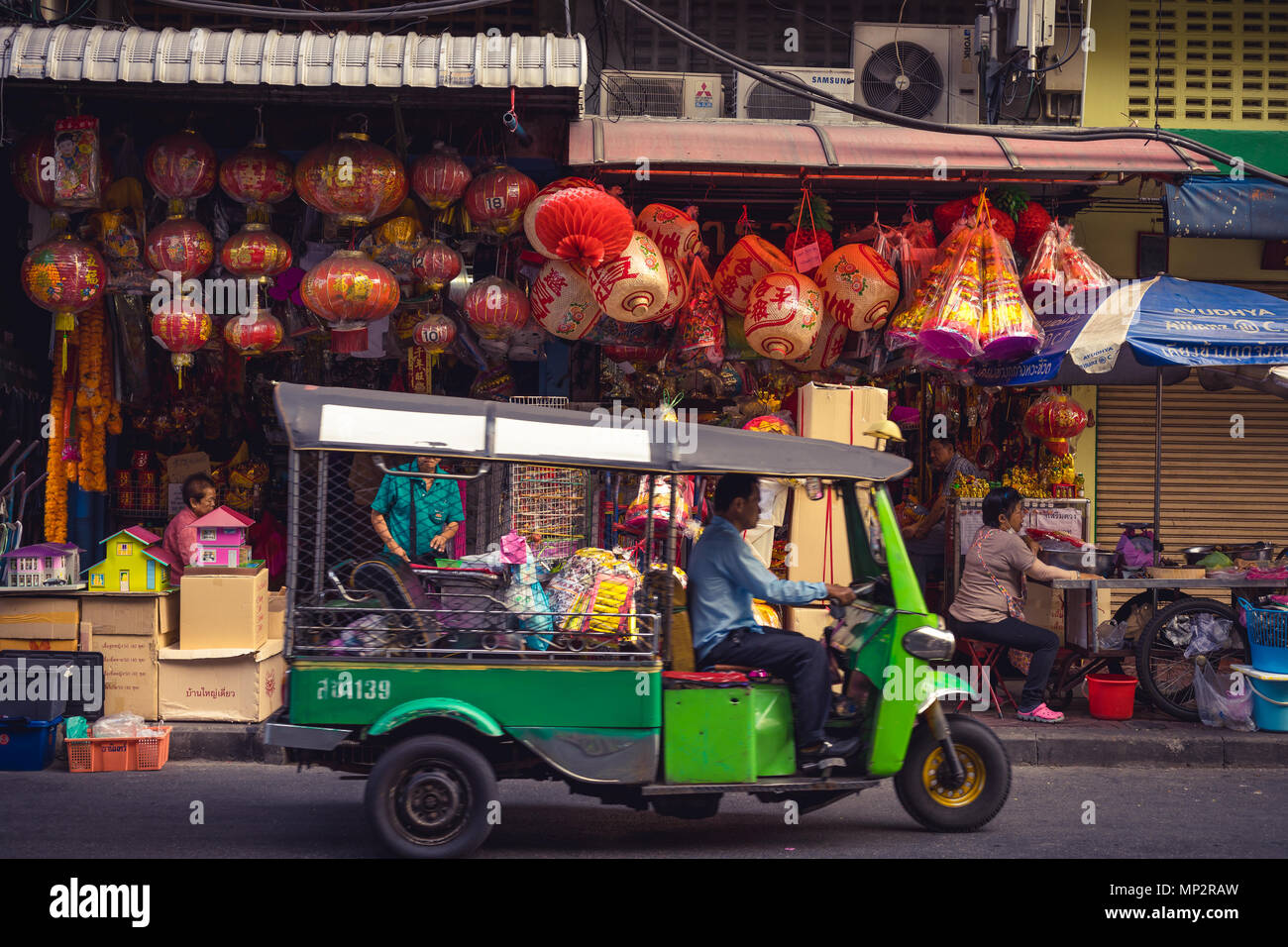 Bangkok, Thailand, 21. März 2018: Tuktuk vor der chinesischen Store in Chinatown, spezielle Fahrzeug in Thailand für den Tourismus zu bewegen Stockfoto