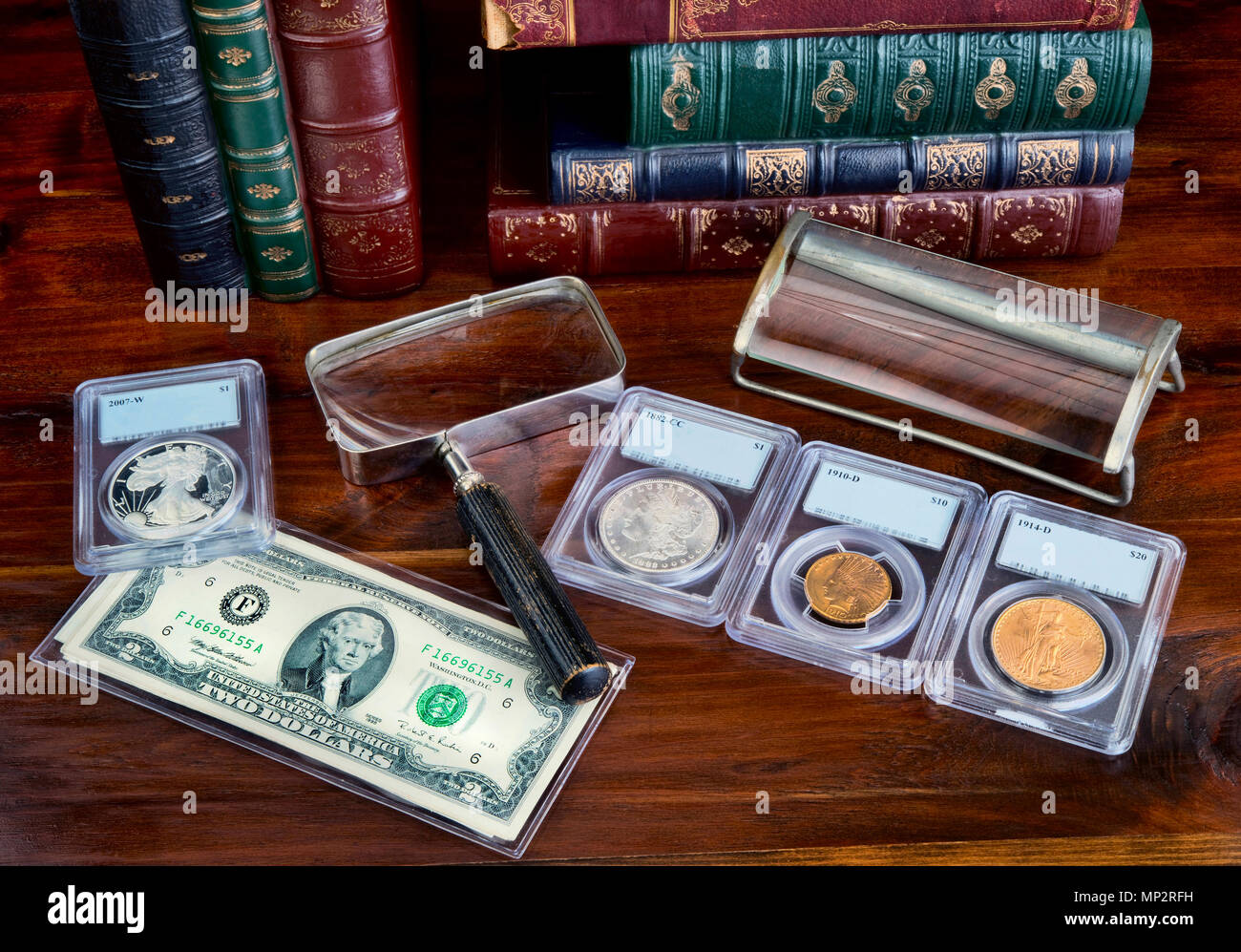 Münzsammlung mit am Tisch mit Literatur. Stockfoto