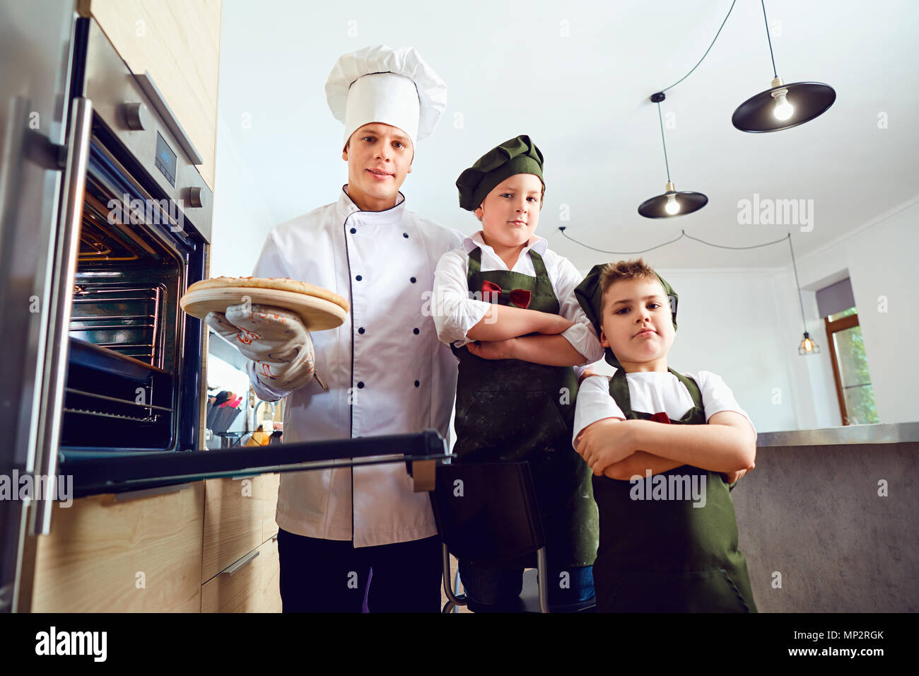 Kinder backen Pizza in der Küche mit Kochen Stockfoto