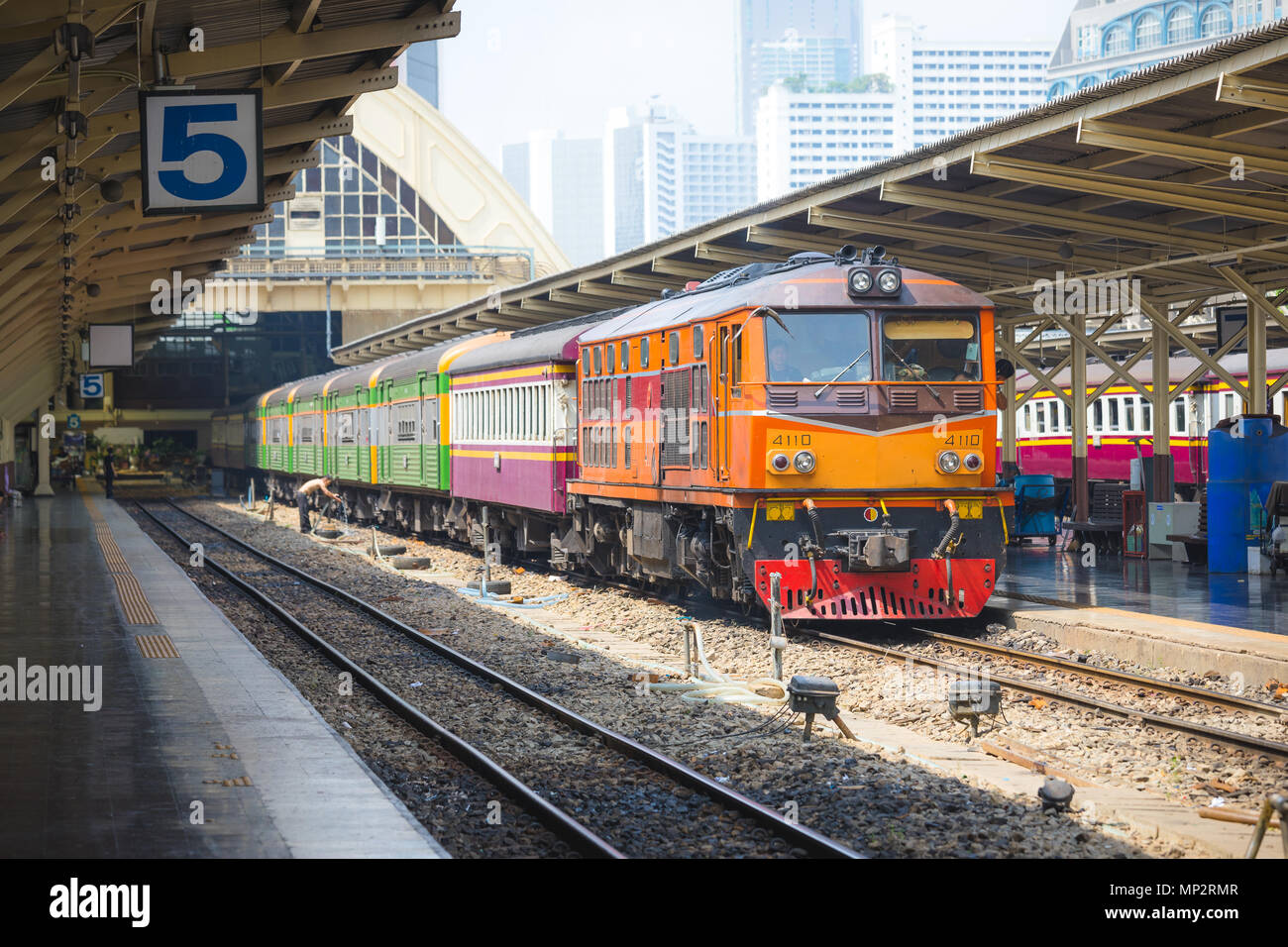 BANGKOK, THAILAND - Mai 04,2017: Züge wartet an einer Plattform von Hauptbahnhof Hua Lamphong in Bangkok während des Tages Stockfoto
