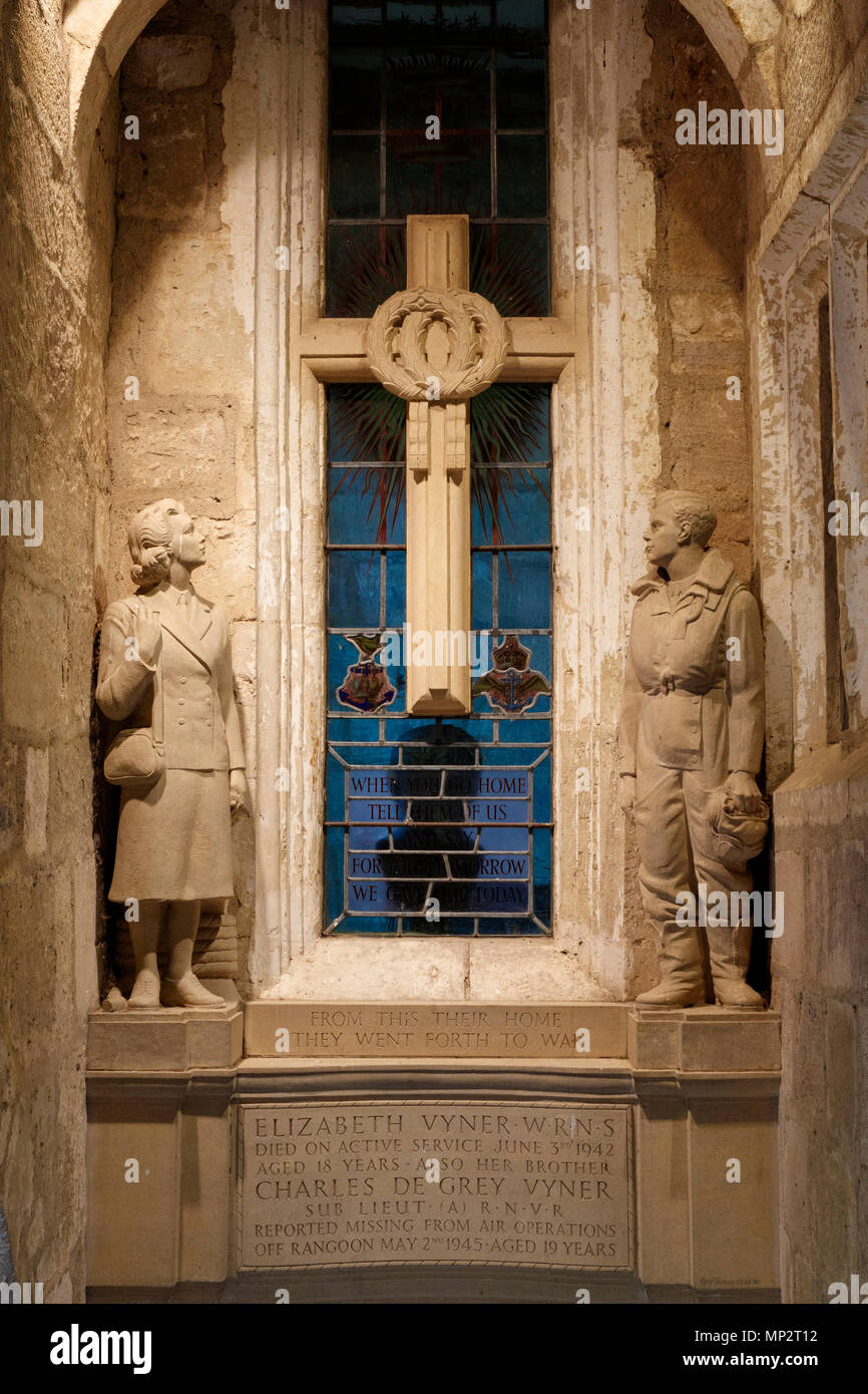 Kriegerdenkmal am Brunnen Halle in North Yorkshire mit Elizabeth und Charles Vyner. Bildhauer war Cecil Thomas, Glasmalerei von Hugh Easton. Stockfoto