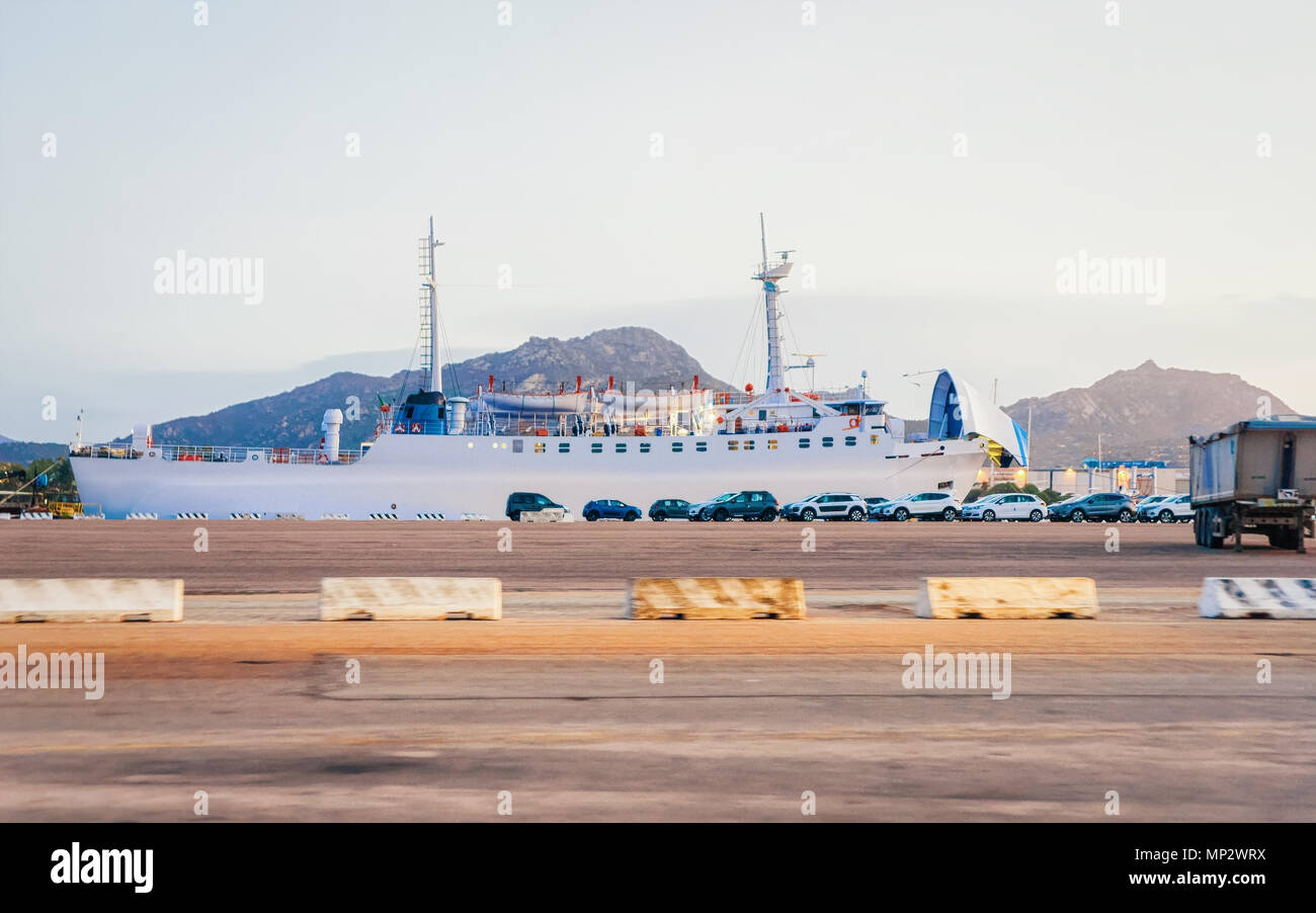 Schiff in den Hafen von Olbia in den frühen Morgen, Sardinien, Italien Stockfoto