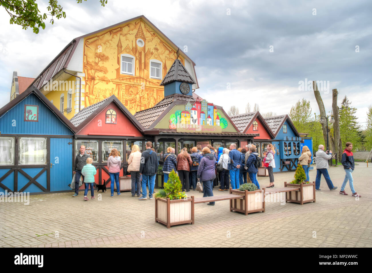 KALININGRAD, Russland - April 29.2018: Stadt der Meister. Kleine Souvenir- und Juweliergeschäfte auf dem Hauptplatz im Dorf von Yantarny Stockfoto