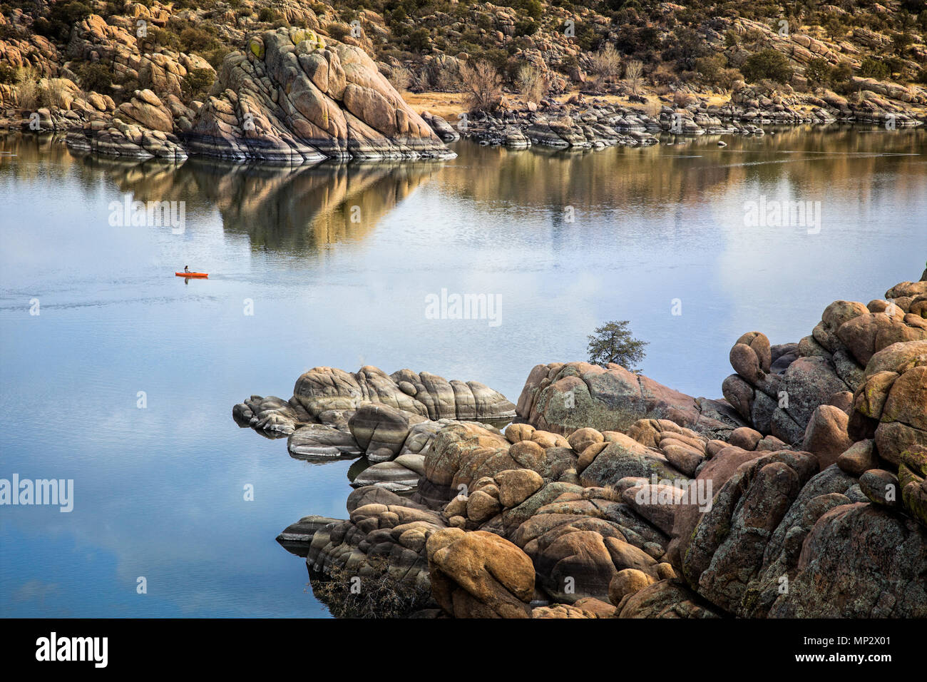 Kajak Watson Lake in den Granit engen Tälern von Prescott, Arizona. Stockfoto