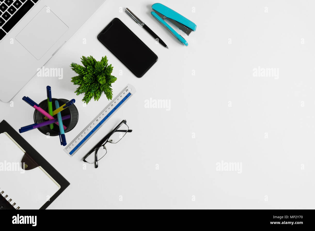 Bürobedarf auf weißem Büro Schreibtisch. Minimale Einfachheit flach mit kopieren. Stockfoto