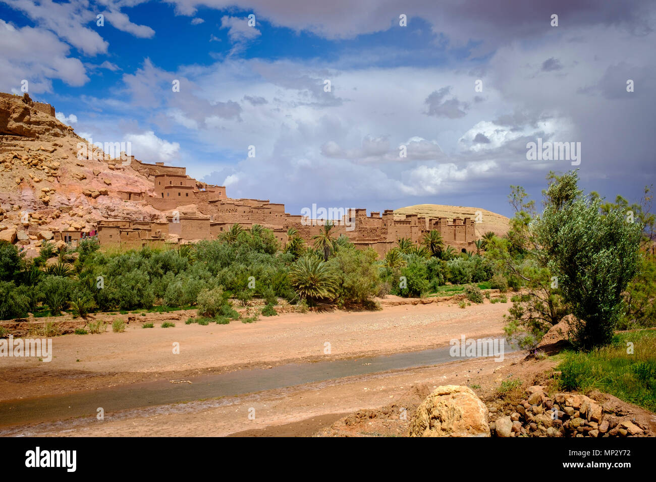 Aït Benhaddou ist ein ighrem (befestigtes Dorf), entlang der ehemaligen Route der Karawanen zwischen der Sahara und Marrakesch in Marokko. Stockfoto