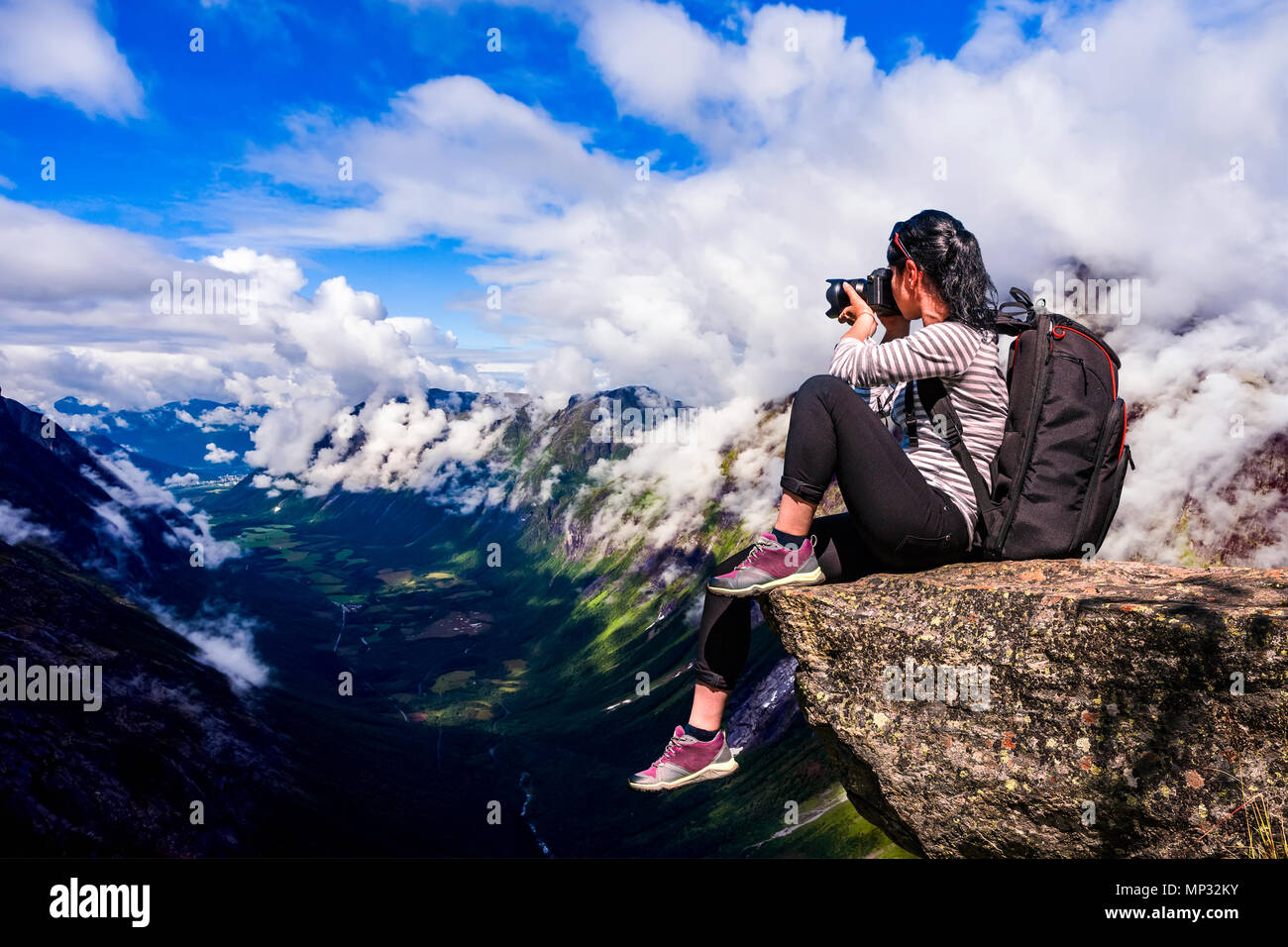 Natur-Fotograf-Tourist mit Kamera schießt beim stehen oben auf dem Berg. Wunderschöne Natur Norwegens. Stockfoto