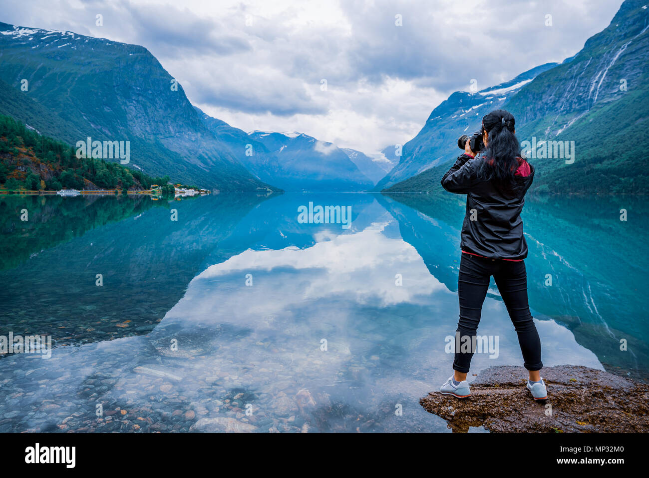 Naturfotograf Touristen mit Kamera schöne Natur Norwegen Naturlandschaft. See Lovatnet. Stockfoto