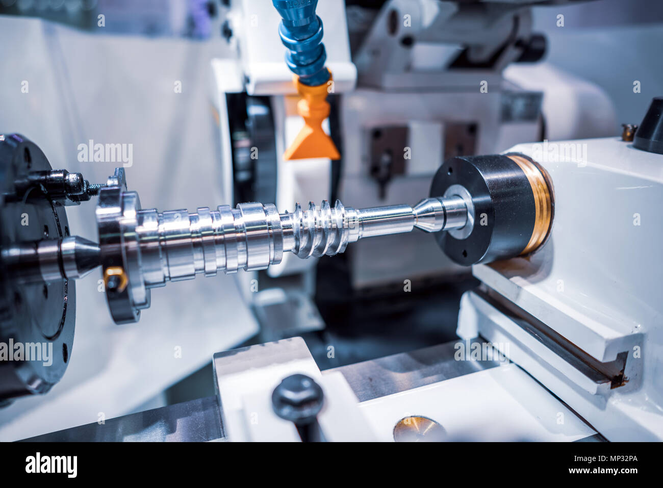 Metallbearbeitung CNC-Fräsmaschine. Modernen Metallverarbeitung schneiden Technologie. Kleine Schärfentiefe. Warnung - authentische Aufnahmen in schwierigen condit Stockfoto