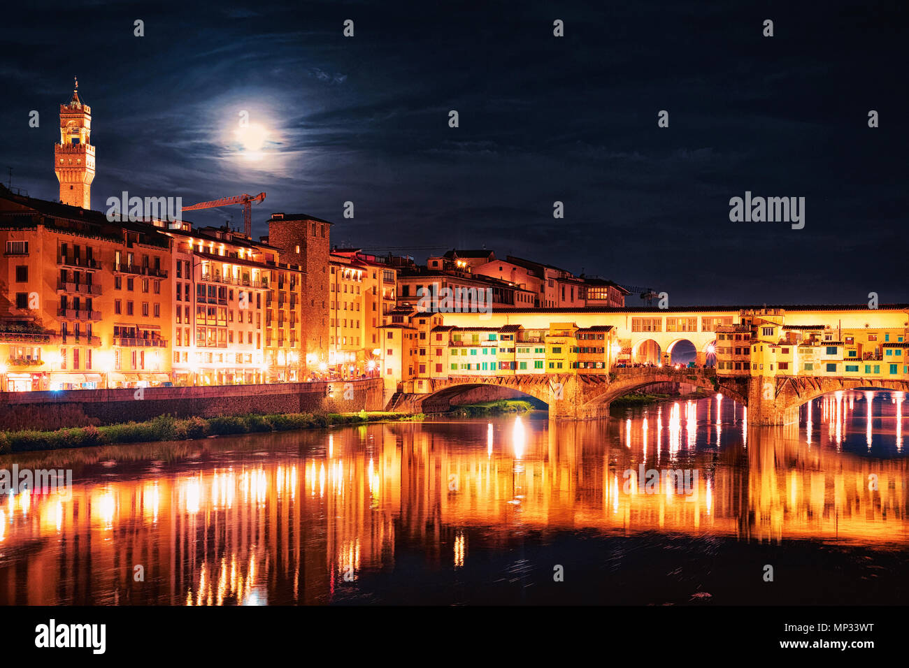 Ponte Vecchio in Florenz in Italien. In der Nacht Stockfoto
