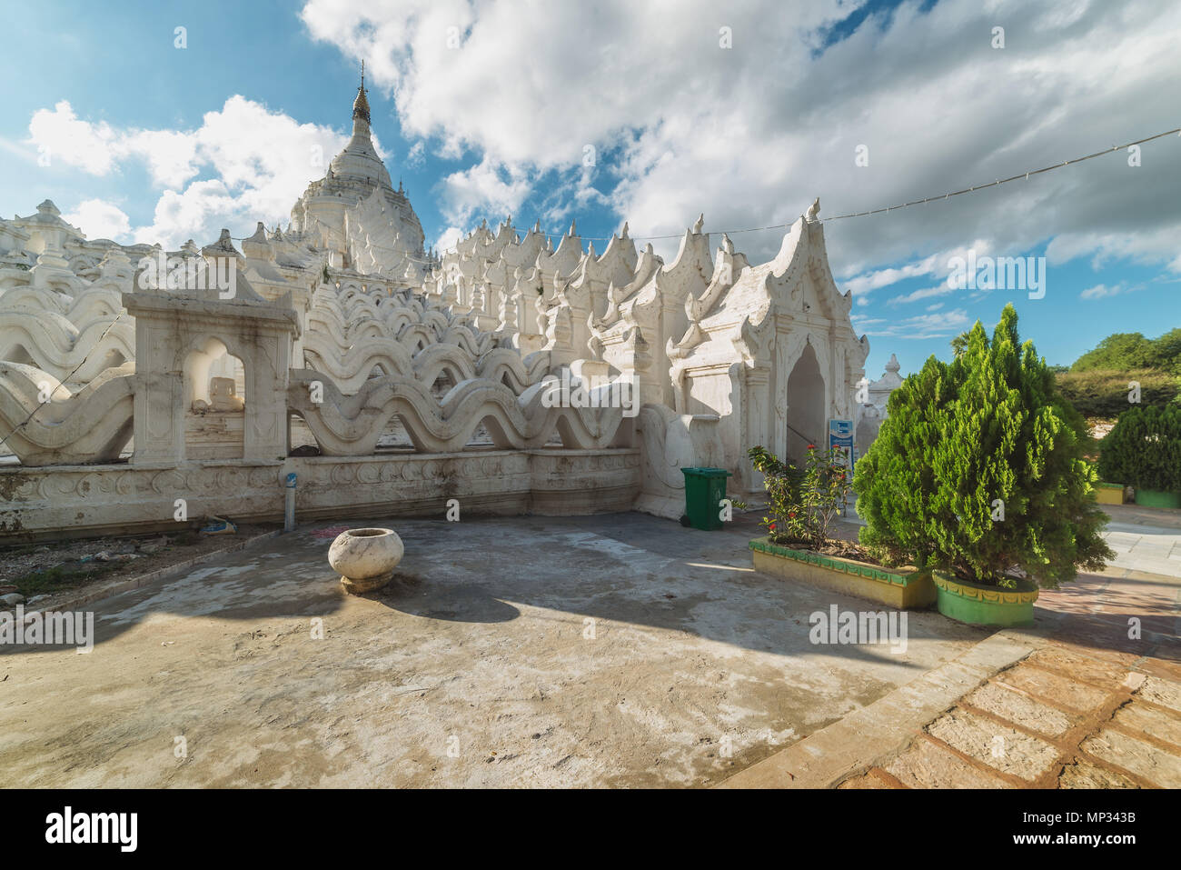 Hsinbyume Pagode, im nördlichen Teil von mingun am Irrawaddy River ist ein schöner, weißer religiöser Architektur nicht weit von Mandalay, Myanmar Stockfoto