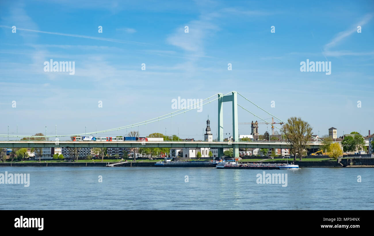 Brücke überspannt den Rhein in der Nähe der Stadt Köln Deutschland. Stockfoto