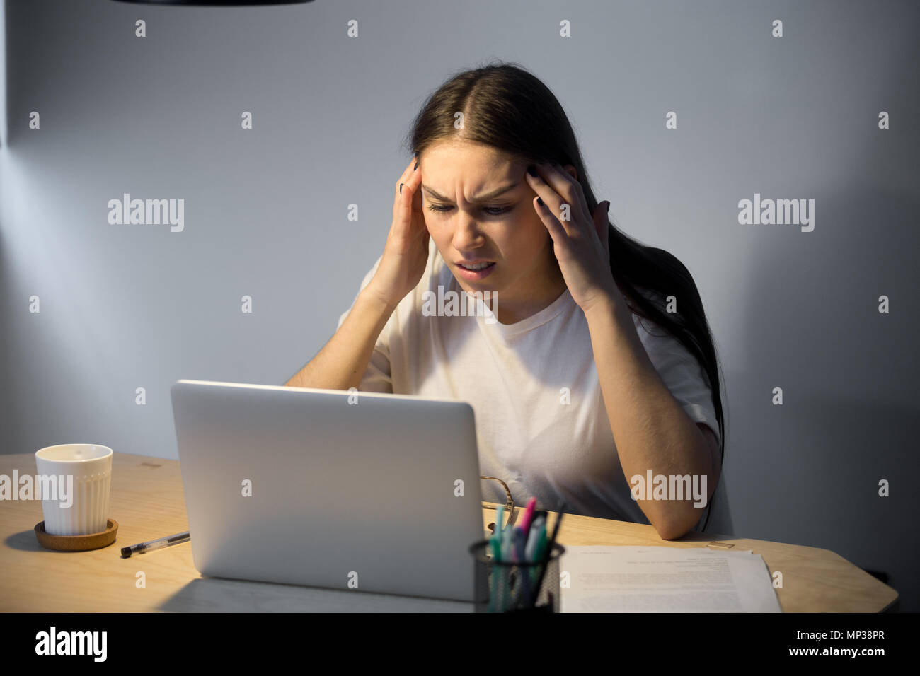 Frauen mit schlechten online News unzufrieden Betonte Stockfoto