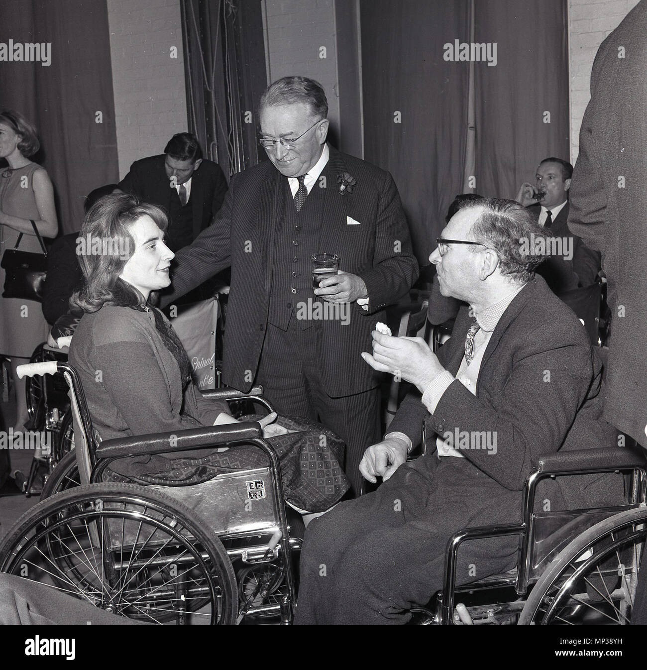 1964, historische, zwei ehemalige Patienten in Rollstühlen mit