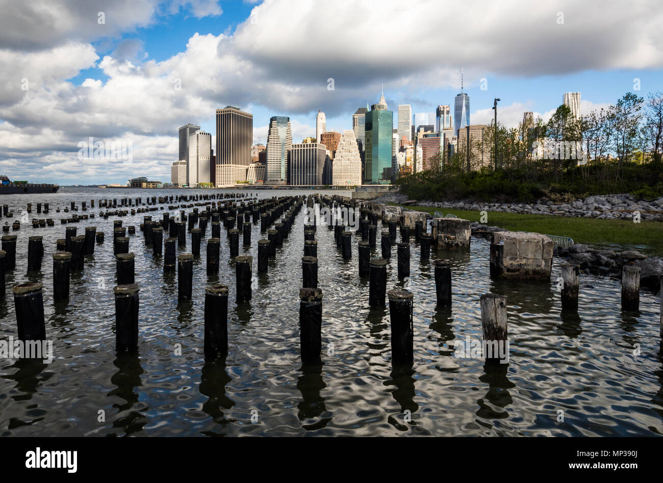 Skyline von Manhattan aus dem East River in New York City, USA gesehen. Stockfoto