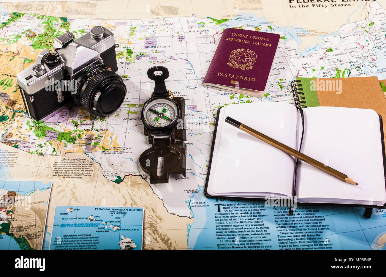 Reiseplanung. Kompass, Reisepass, Foto, Kamera und Block Notizen auf