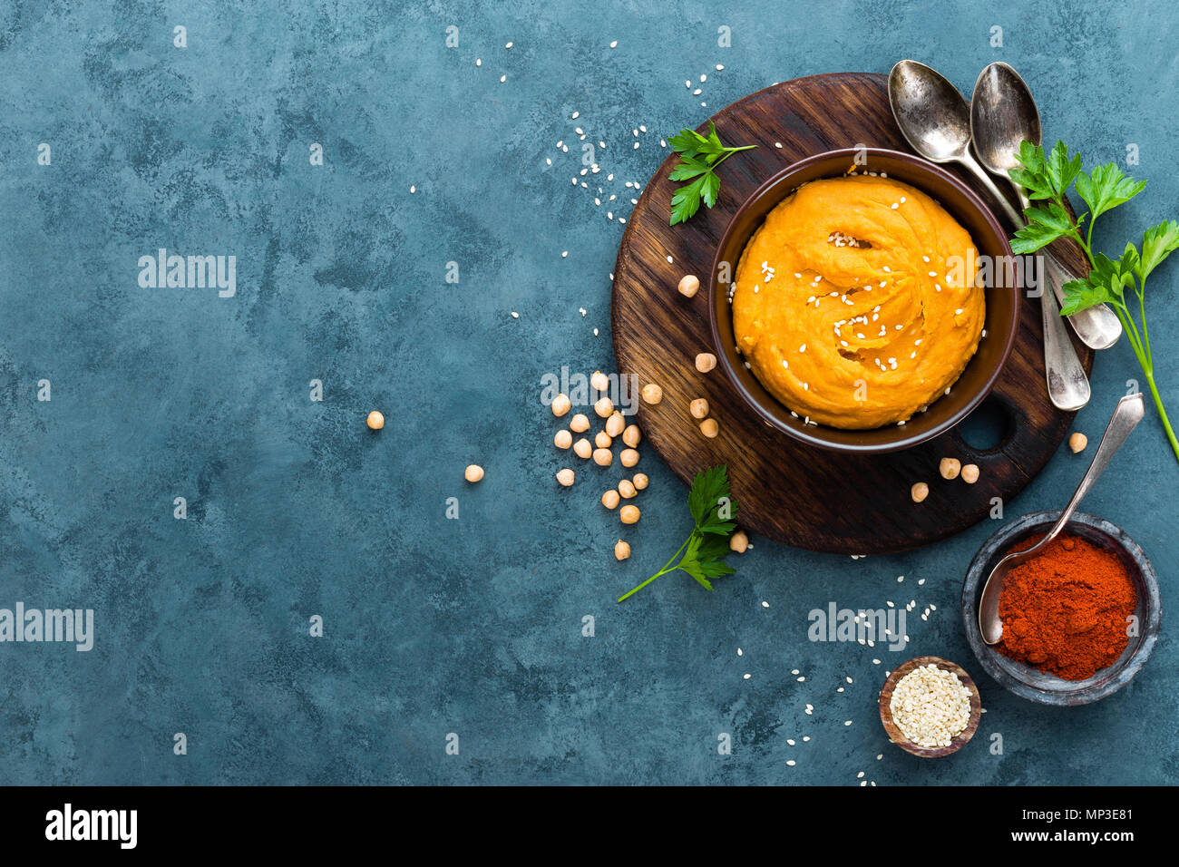Hummus. Frische hausgemachte Hummus mit Paprika, Salz, Knoblauch, Tahini, Zitronensaft und Olivenöl. Kichererbse hummus in der Schüssel. Traditionelle libanesische Küche Stockfoto