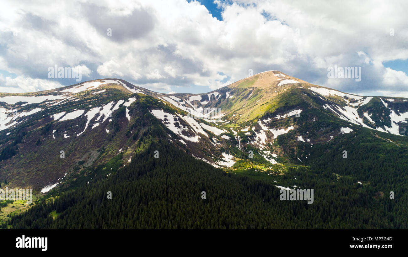 Luftaufnahme des Mount Howerla, Ukraine Karpaten Stockfoto