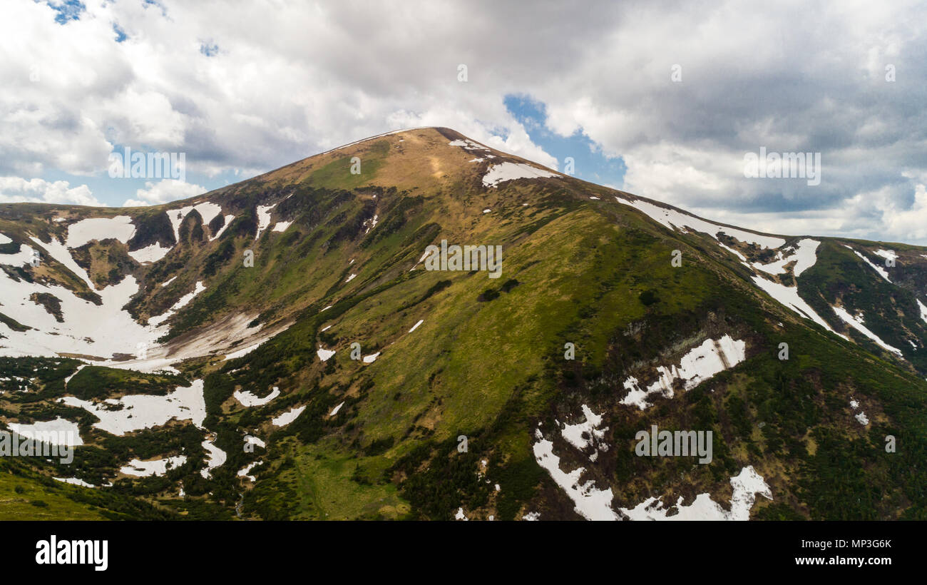 Luftaufnahme des Mount Howerla, Ukraine Karpaten Stockfoto