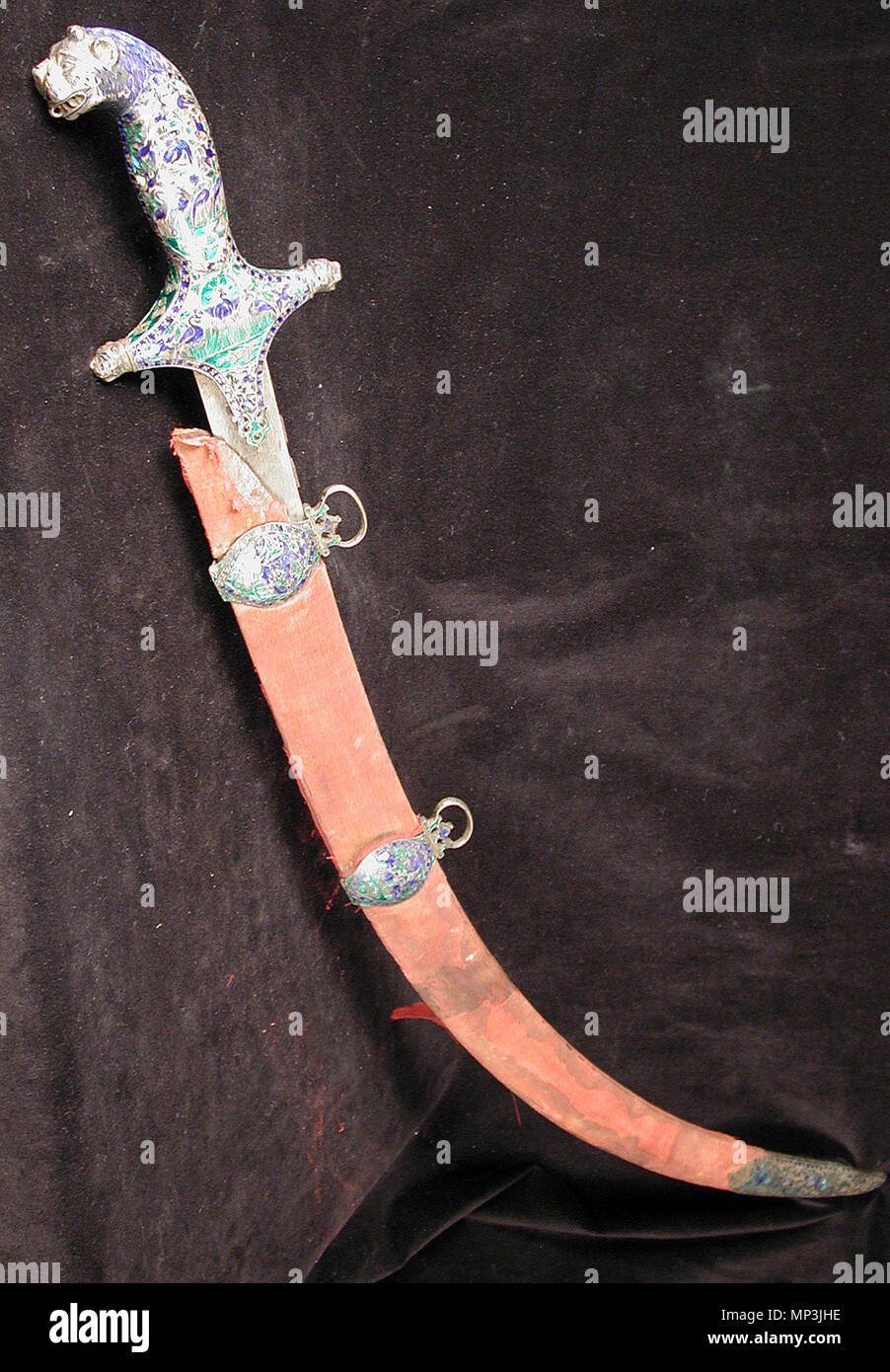 . Englisch: Erstellungsdatum: 18. Jahrhundert Anzeige Abmessungen: 35 3/16 in. x 5 3/4 in. x 2 9/16-in. (89.38 cm x 14.61 cm x 6.51 cm) Kreditlinie: Edwin Binney 3 Sammlung Beitritt Artikelnummer: 1990.1496. a-b Sammlung: <a href='Http://www.sdmart.org/art/our-collection/asian-art' rel='nofollow'> Die San Diego Museum der Kunst</a>. 7. September 2011, 13:11:35. Englisch: thesandiegomuseumofartcollection 1082 Sabre (mit Lion - vorangegangen Griff und Scheide) (6124505217) Stockfoto