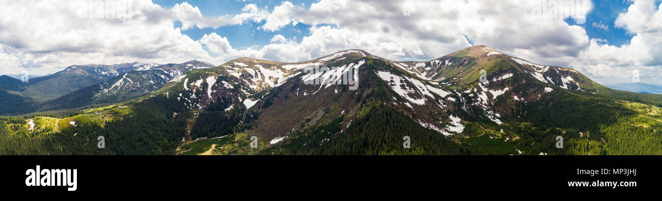 Antenne Panoramablick auf Berg Howerla, Ukraine Karpaten. Stockfoto