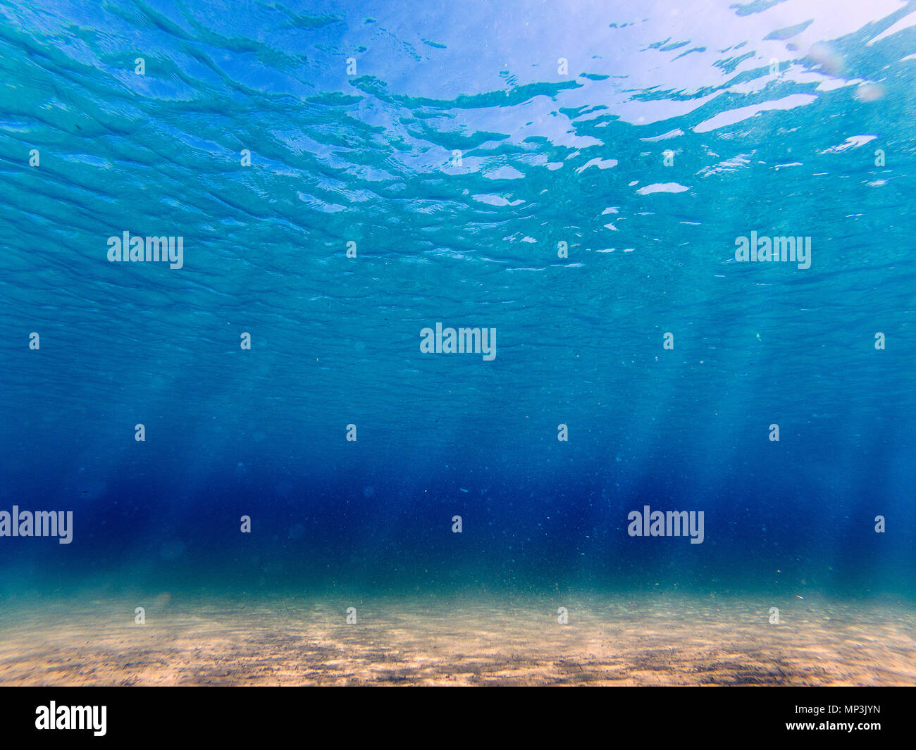 Unterwasser Meer und Sand mit Lichtstrahlen. Stockfoto